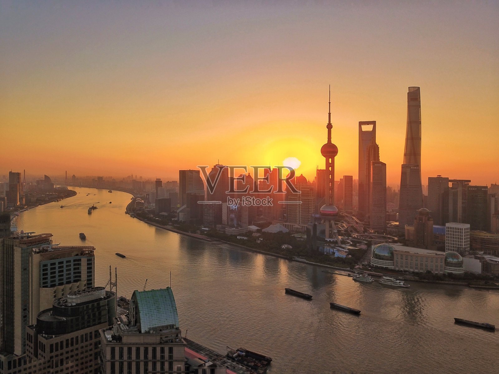 无人机拍摄的中国上海陆家嘴日出。照片摄影图片