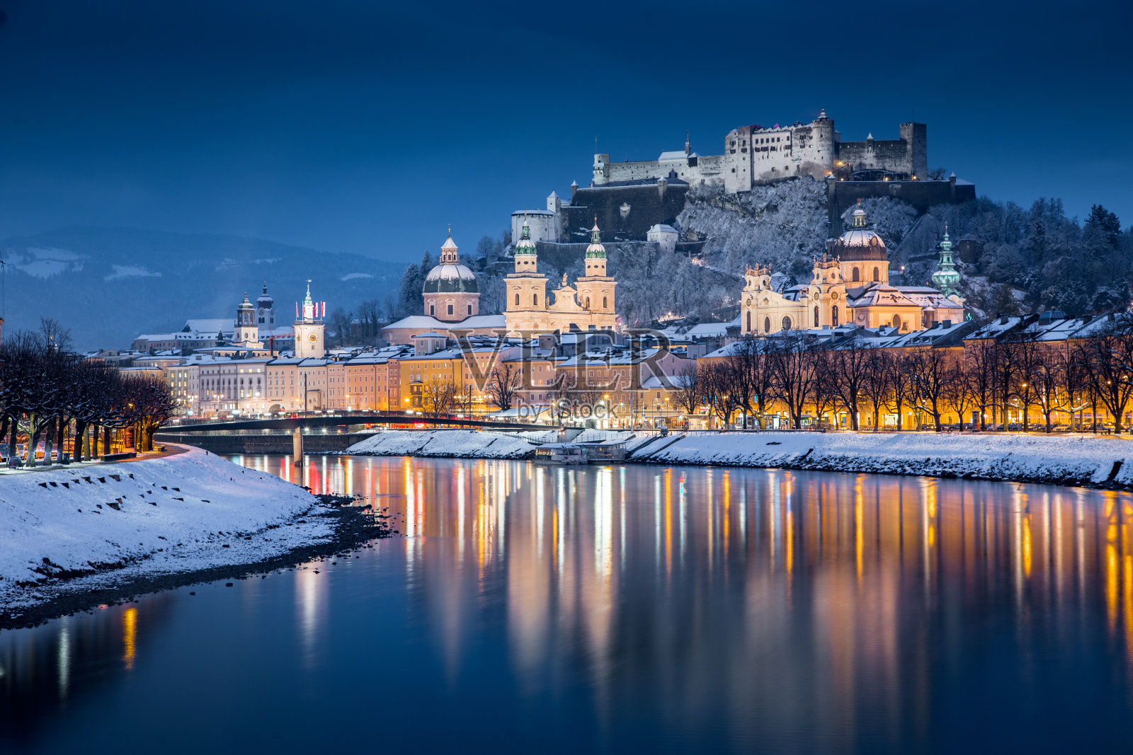 奥地利冬季黄昏时的萨尔茨堡古城照片摄影图片