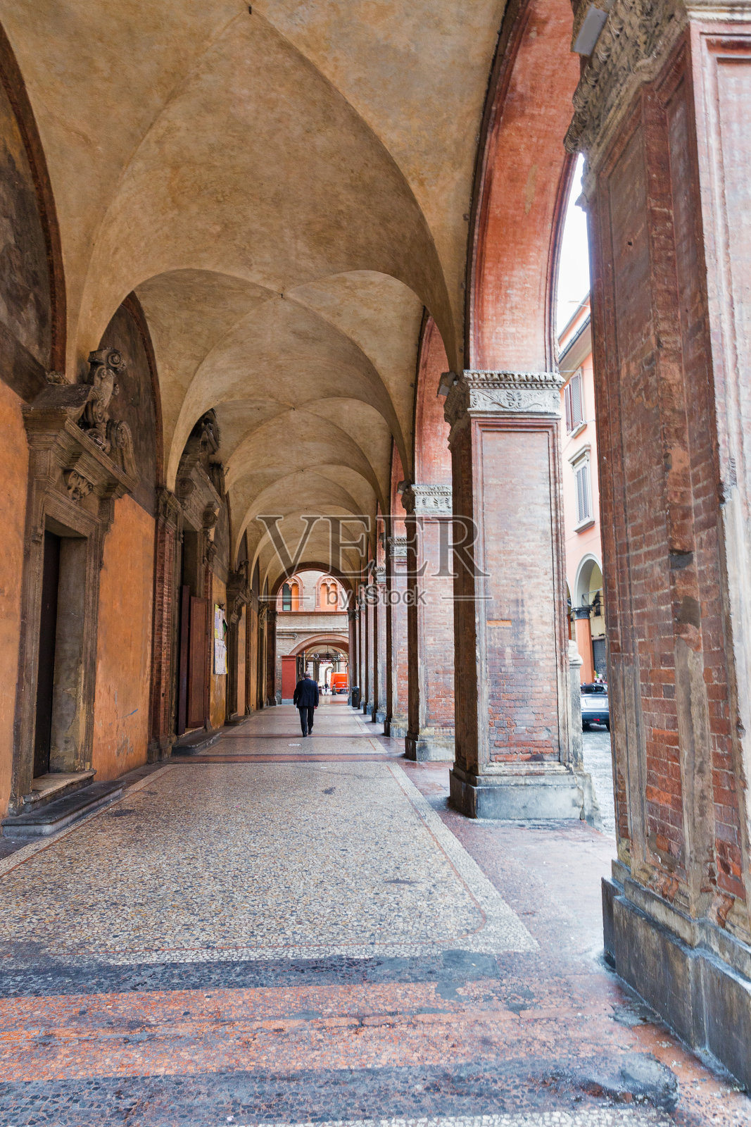 意大利博洛尼亚的狭窄街道。照片摄影图片