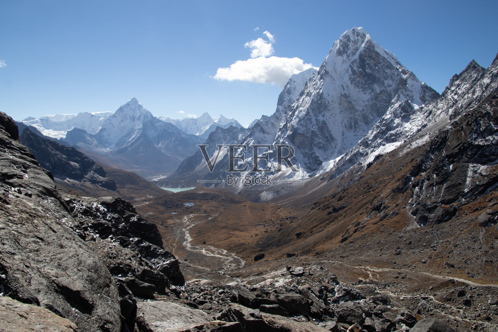 在尼泊尔珠峰大本营徒步旅行期间，在乔拉山口的喜马拉雅山脉的风景照片摄影图片