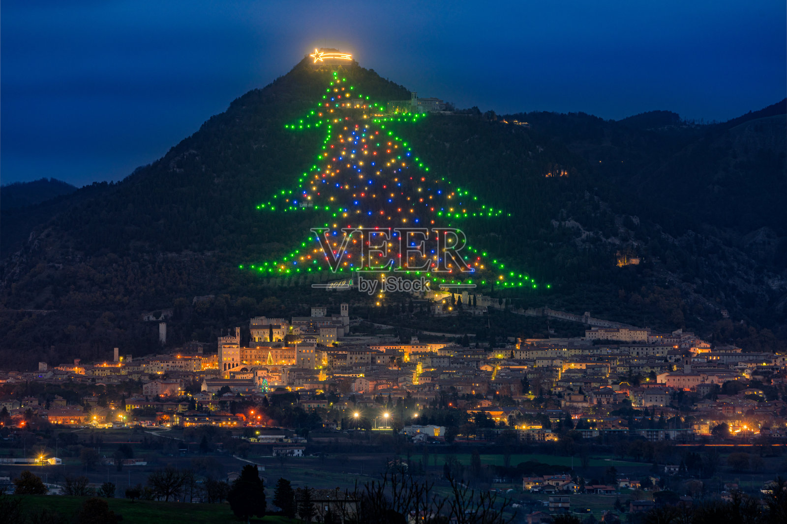 著名的古比奥圣诞树，世界上最大的圣诞树。意大利翁布里亚佩鲁贾省。照片摄影图片