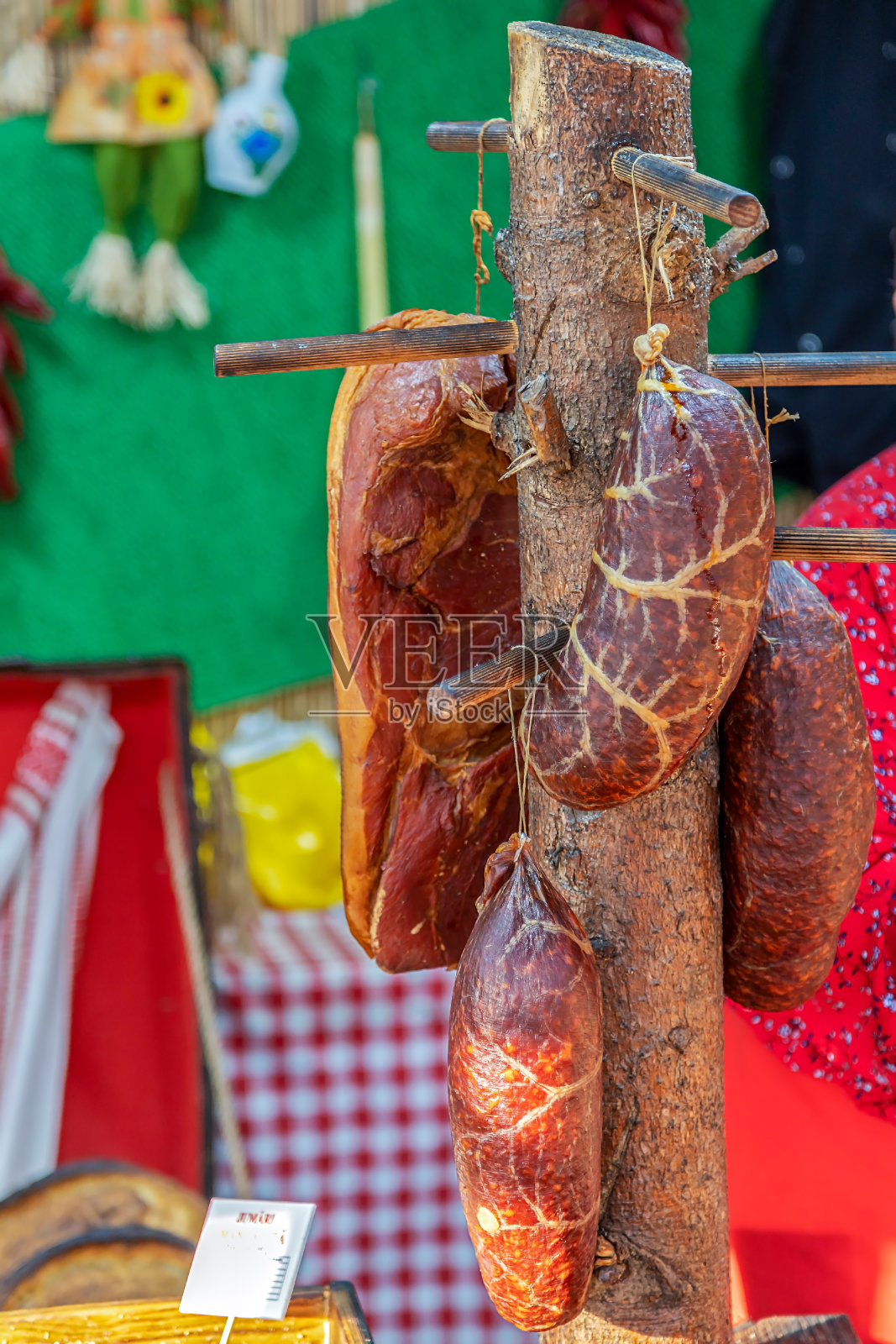 用传统的猪肉、火腿和意大利香肠做的乡村装饰照片摄影图片