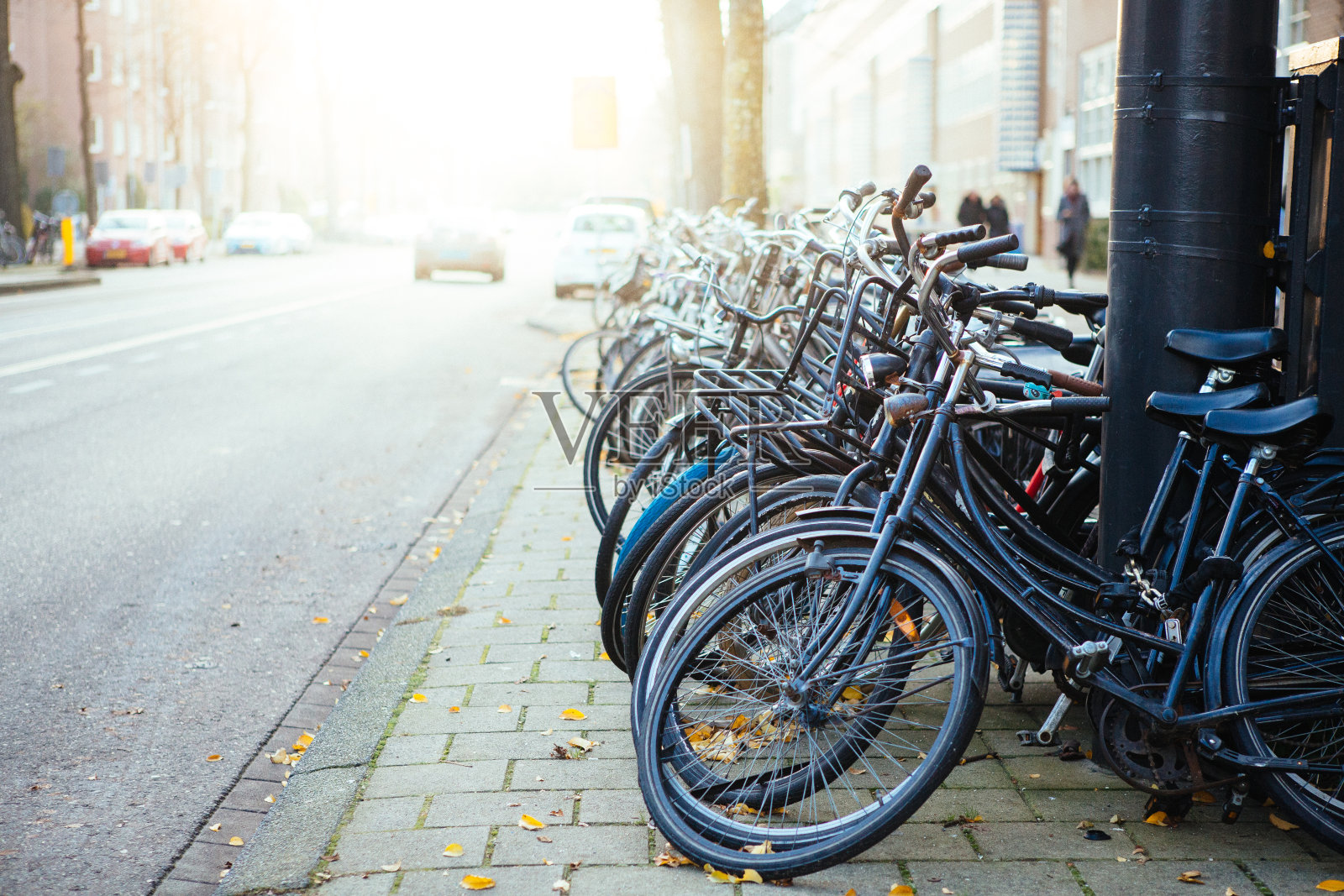 阿姆斯特丹城市街道上停放着自行车照片摄影图片