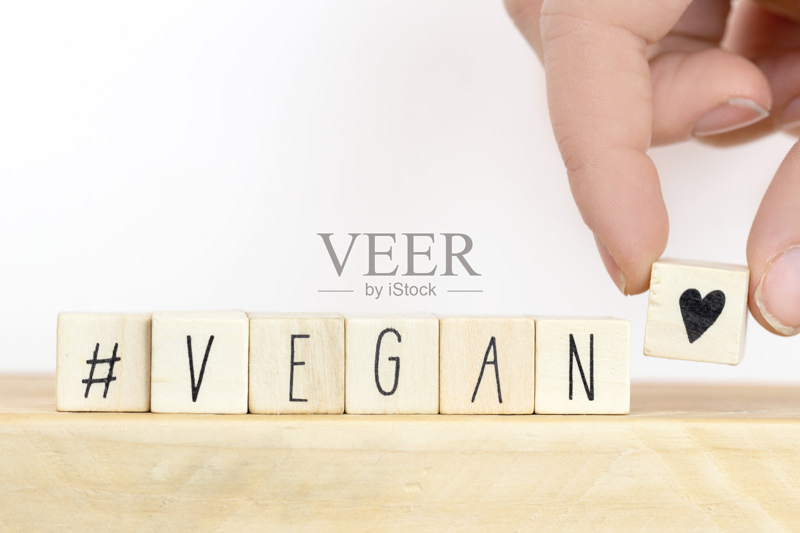 带有标签和vegan(素食主义者)这个词的木制立方体，社交媒体概念背景照片摄影图片