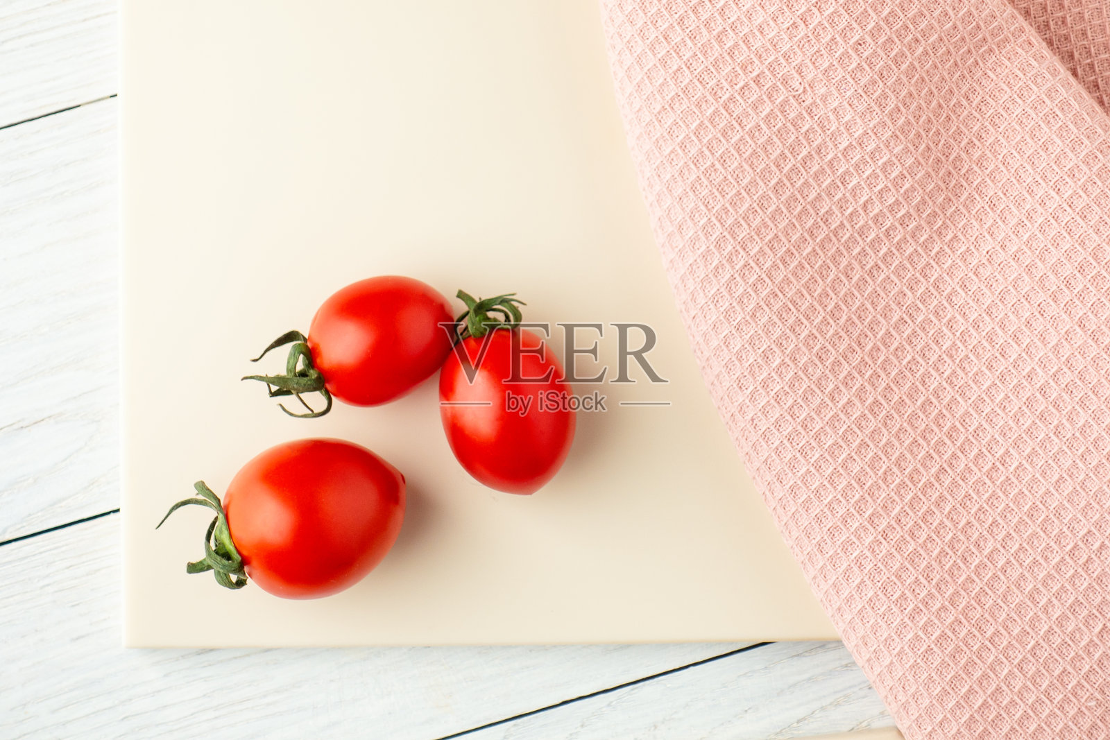 新鲜的西红柿放在人造石材做的砧板上照片摄影图片