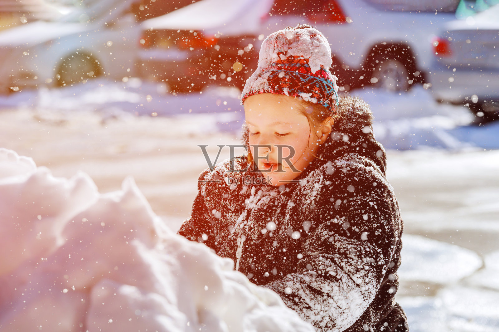 女孩在冬天玩雪。照片摄影图片