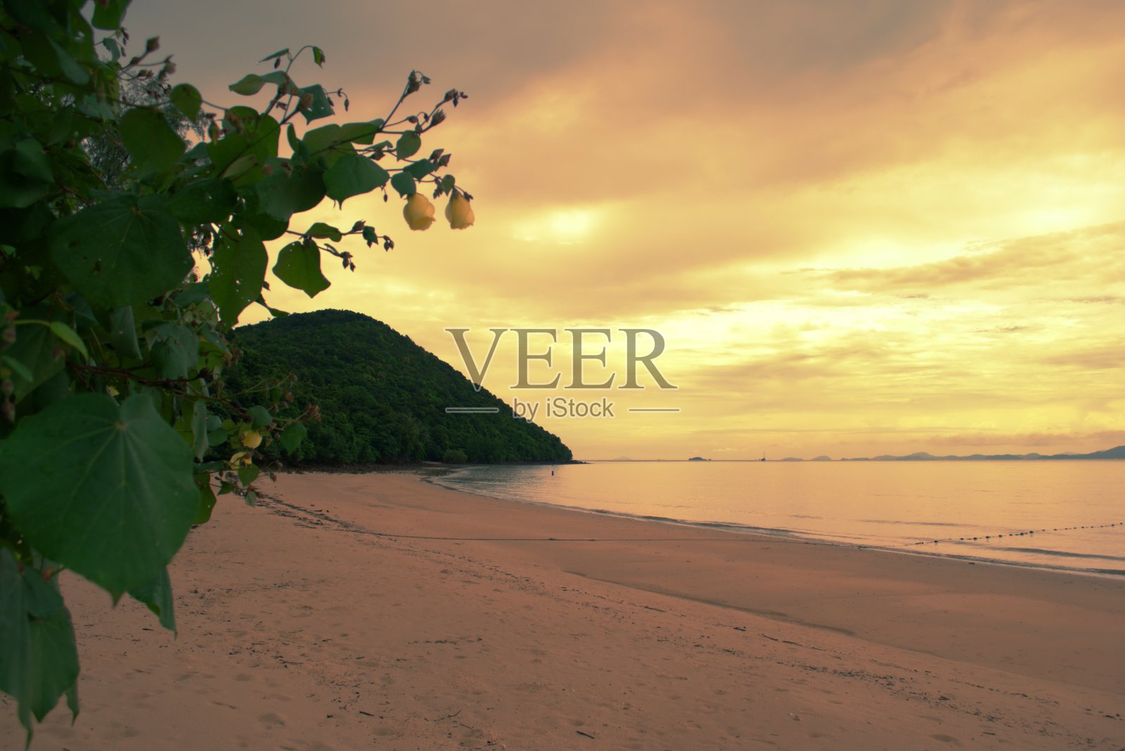 泰国瑶瑶岛海滩上阴天的日落。照片摄影图片