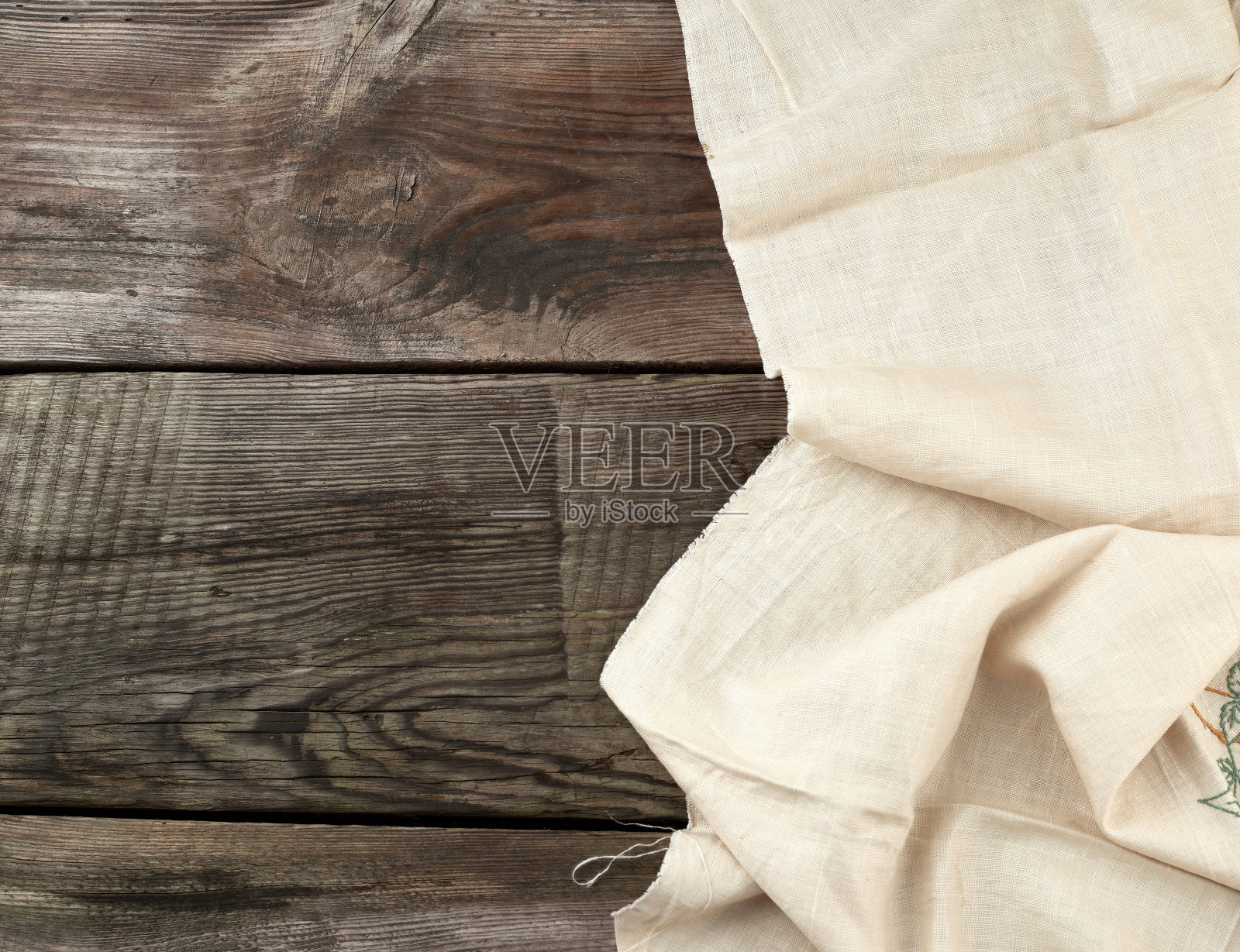 白色的厨房毛巾折叠在灰色的木制桌子上，从旧板，顶视图，空的空间。质朴的纹理。复古的背景照片摄影图片