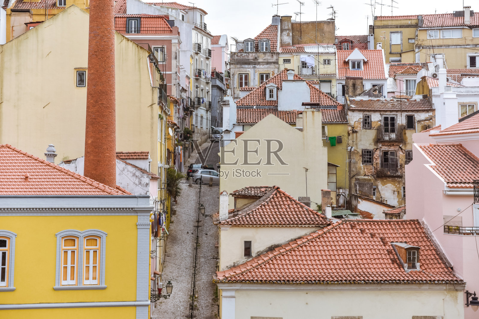 Alfama社区的老房子的屋顶。葡萄牙里斯本。欧洲照片摄影图片