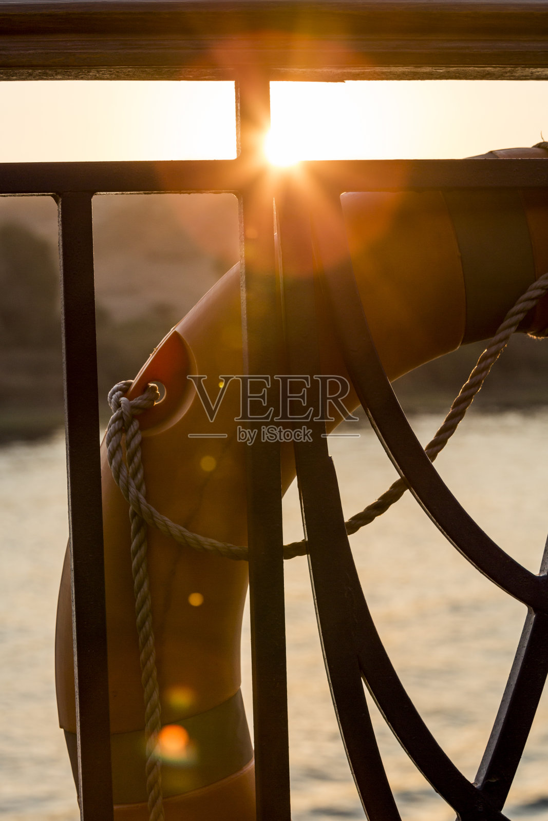 埃及尼罗河上的渡轮上的日落照片摄影图片