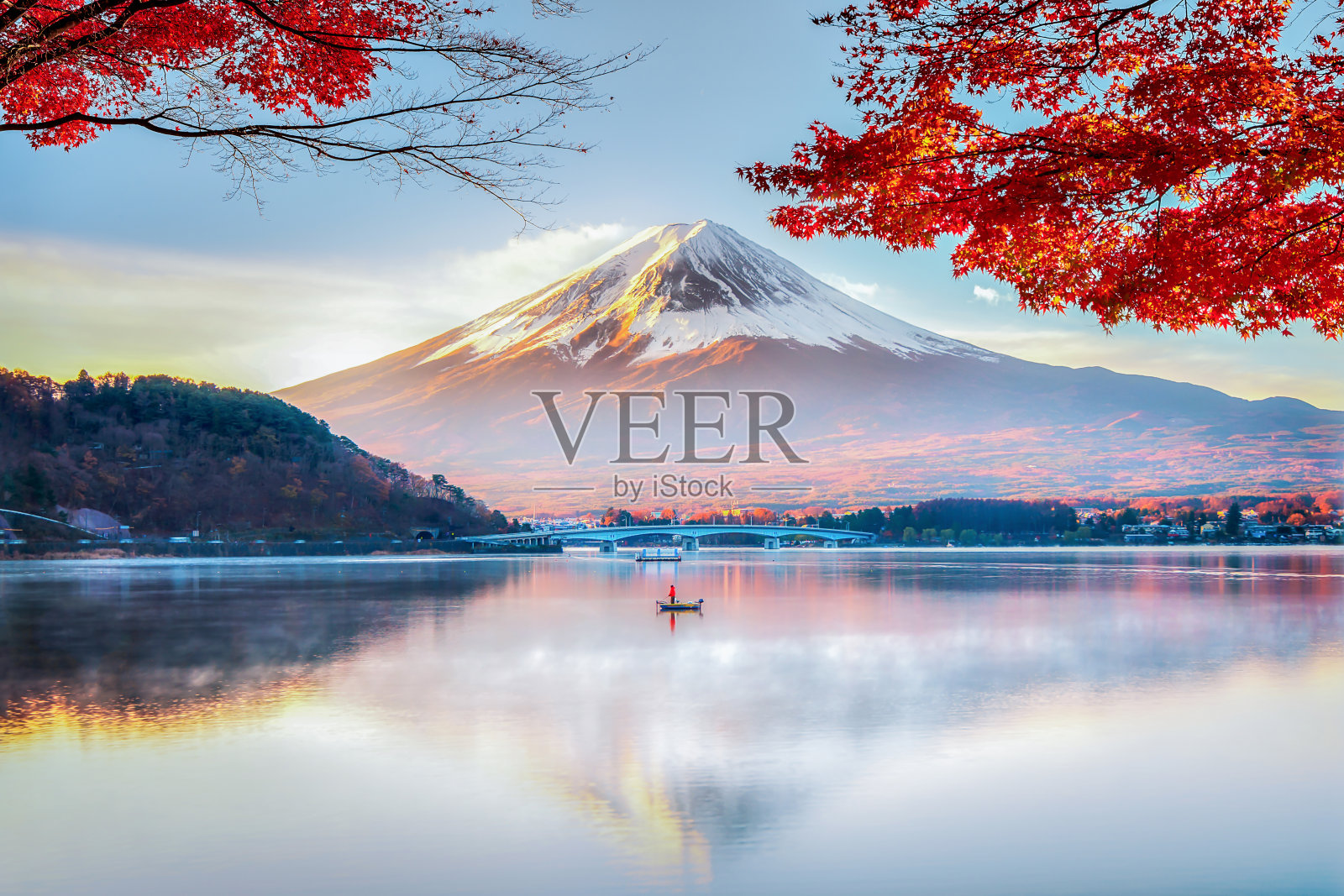日本，川口湖，富士山，红枫树和秋日晨雾渔船照片摄影图片