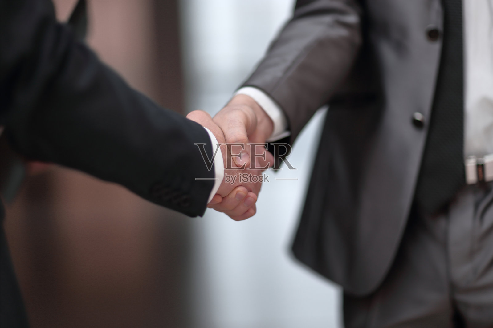 可靠的握手商务人士。伙伴关系的概念照片摄影图片