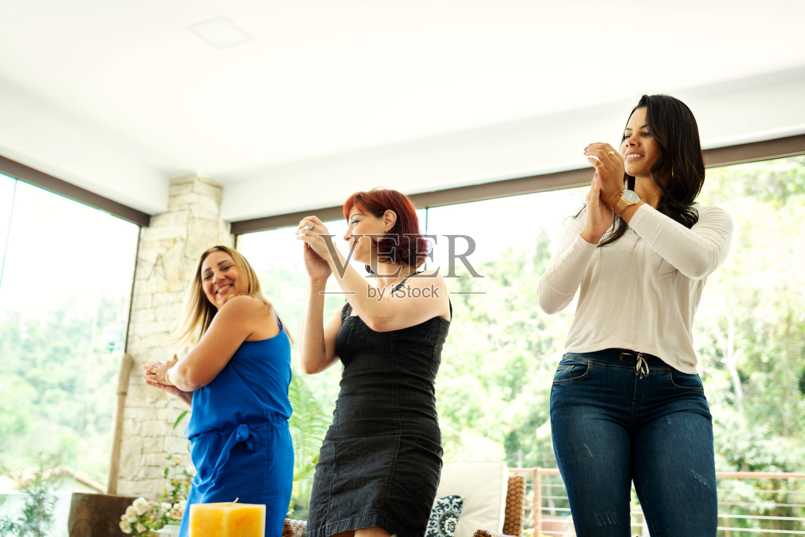 三个女人在客厅里跳舞照片摄影图片