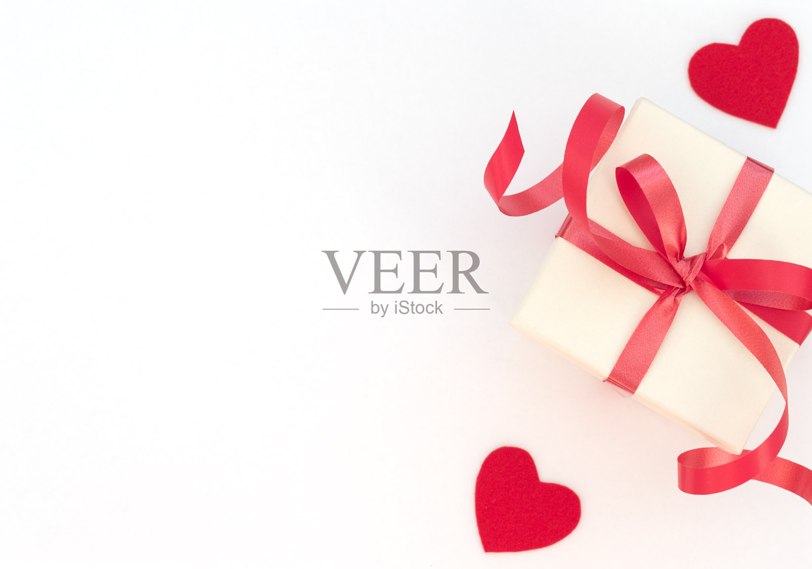 白色礼盒，红色丝带，白色背景，两颗红心。情人节的概念。情人节贺卡。平的风格。照片摄影图片