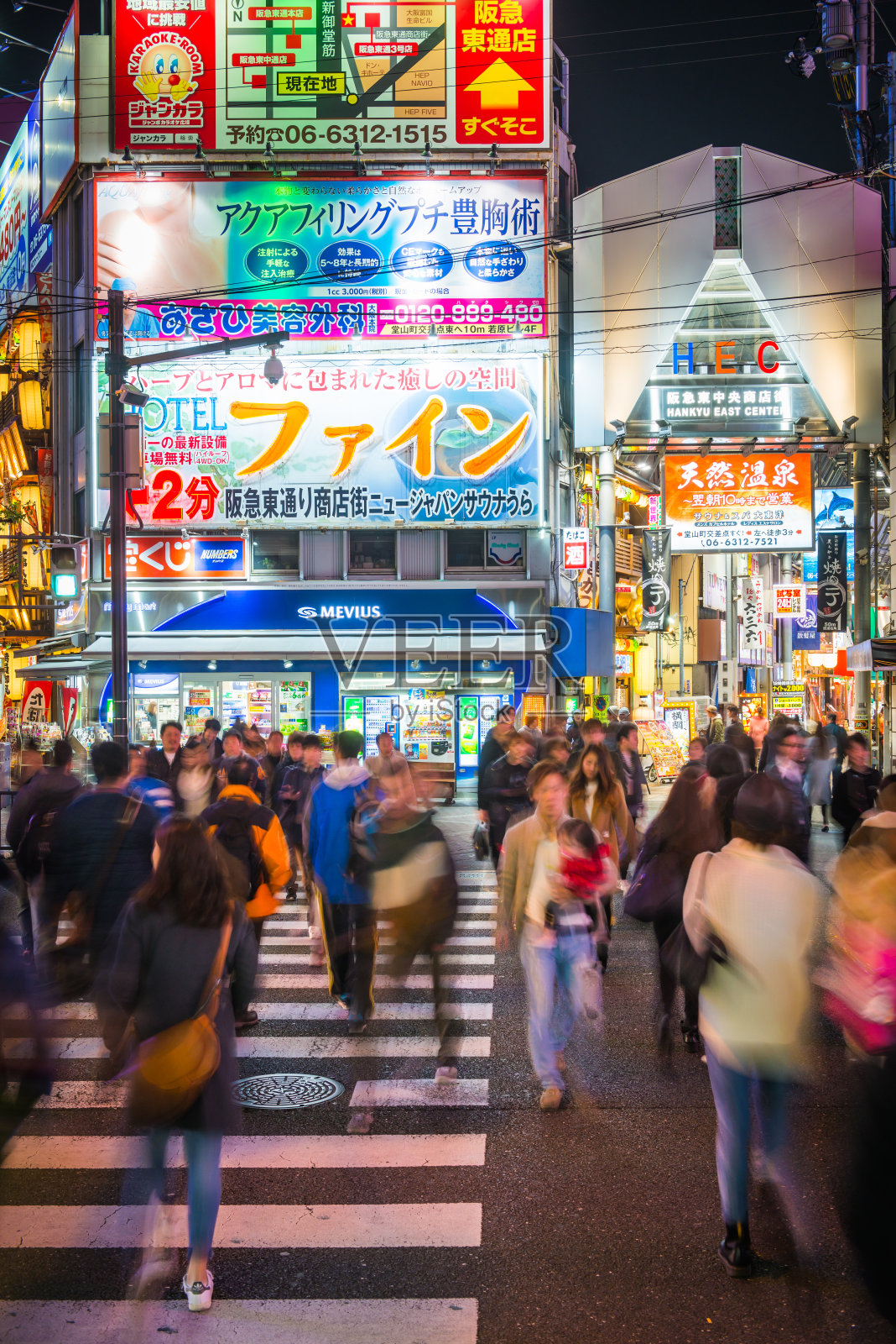 拥挤的人群在繁忙的购物街下面的广告牌夜晚日本大阪照片摄影图片