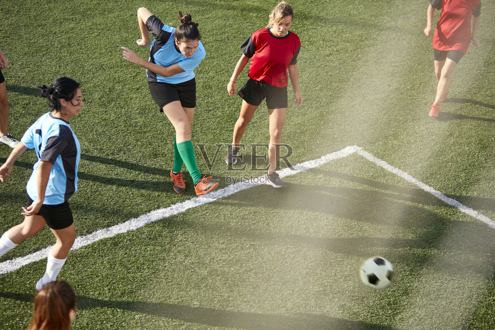 高角度动作特写的西班牙女足球运动员照片摄影图片