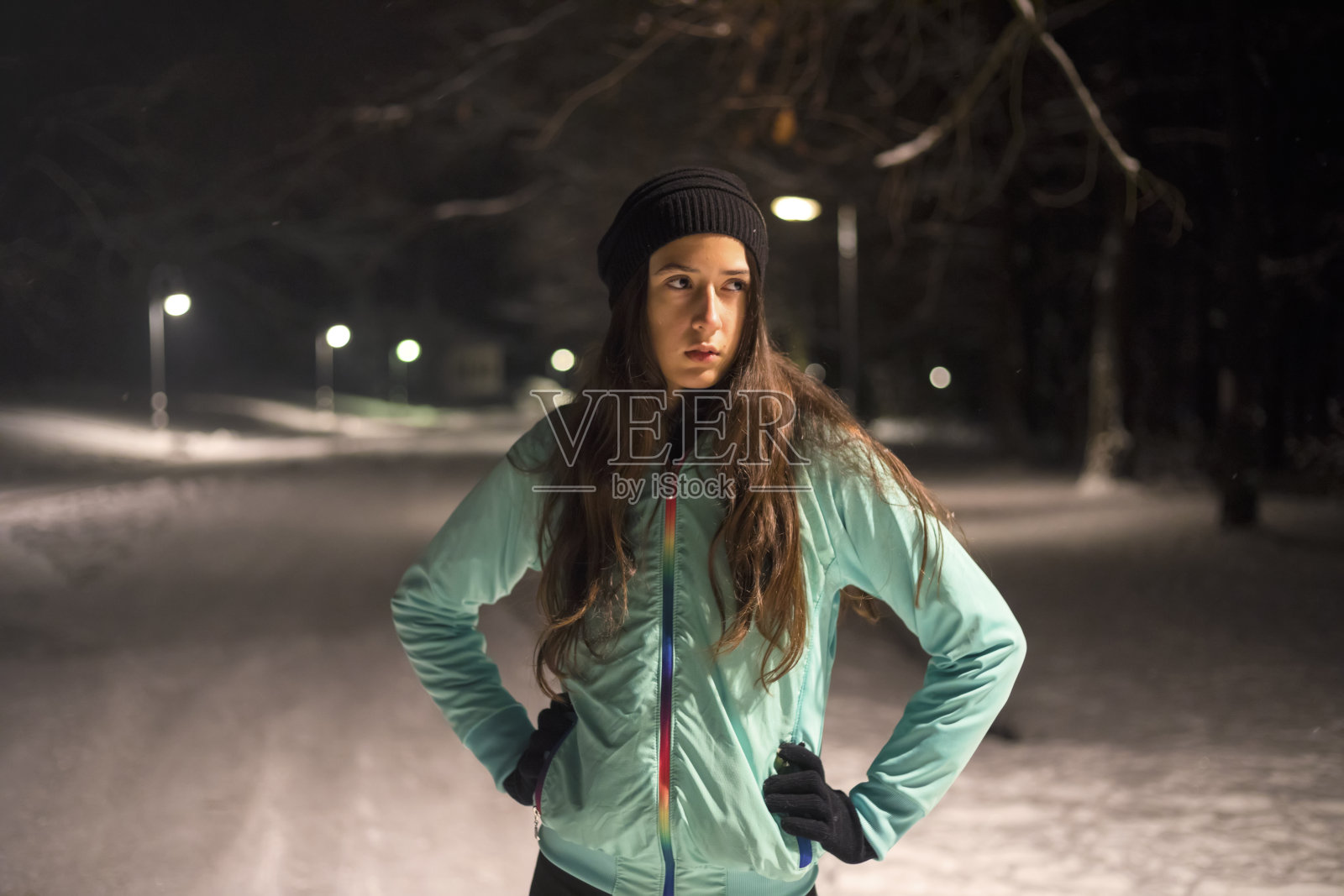 冬夜慢跑照片摄影图片