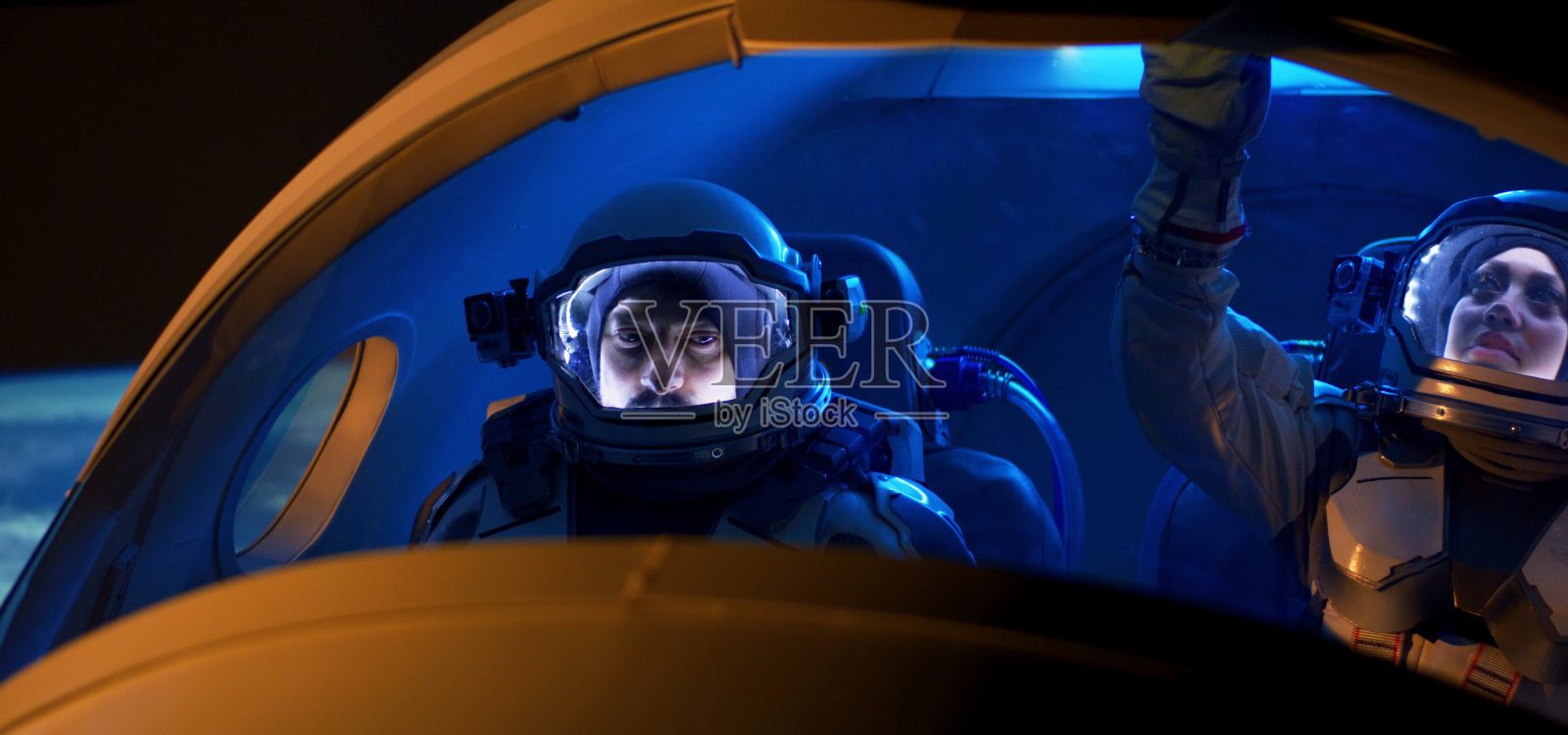 男女宇航员驾驶宇宙飞船照片摄影图片