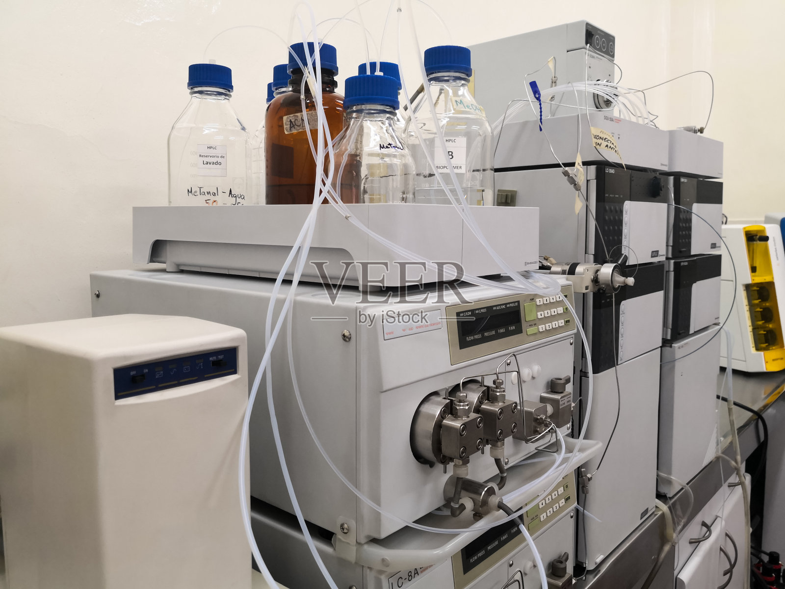 高效液相色谱设备，高效液相色谱，在科学实验室照片摄影图片