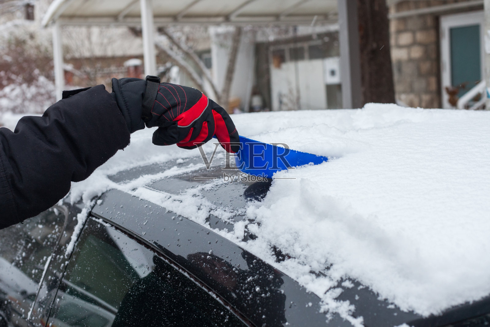 特写的男人手在冬天的手套清洁雪照片摄影图片