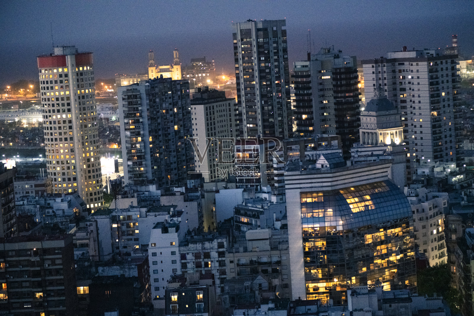 夜间布宜诺斯艾利斯市中心高密度的住宅和商业建筑照片摄影图片