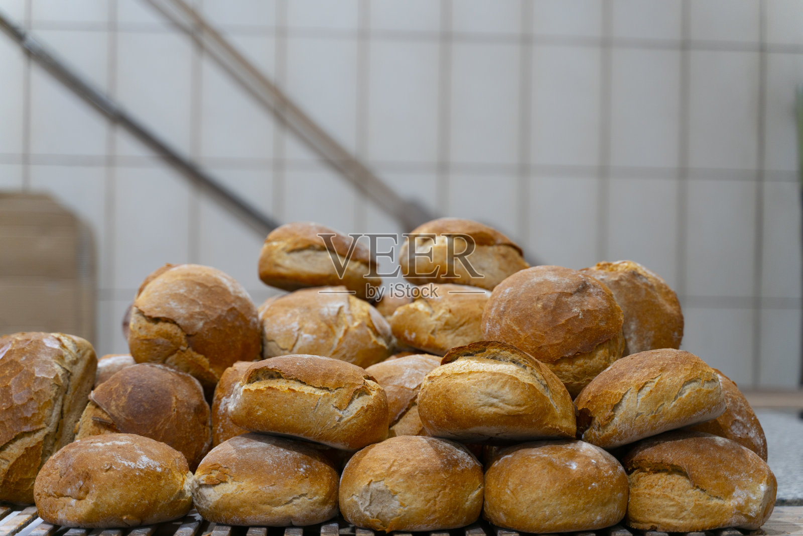 在乡村面包面包店的木桌背景上自制烤面包照片摄影图片