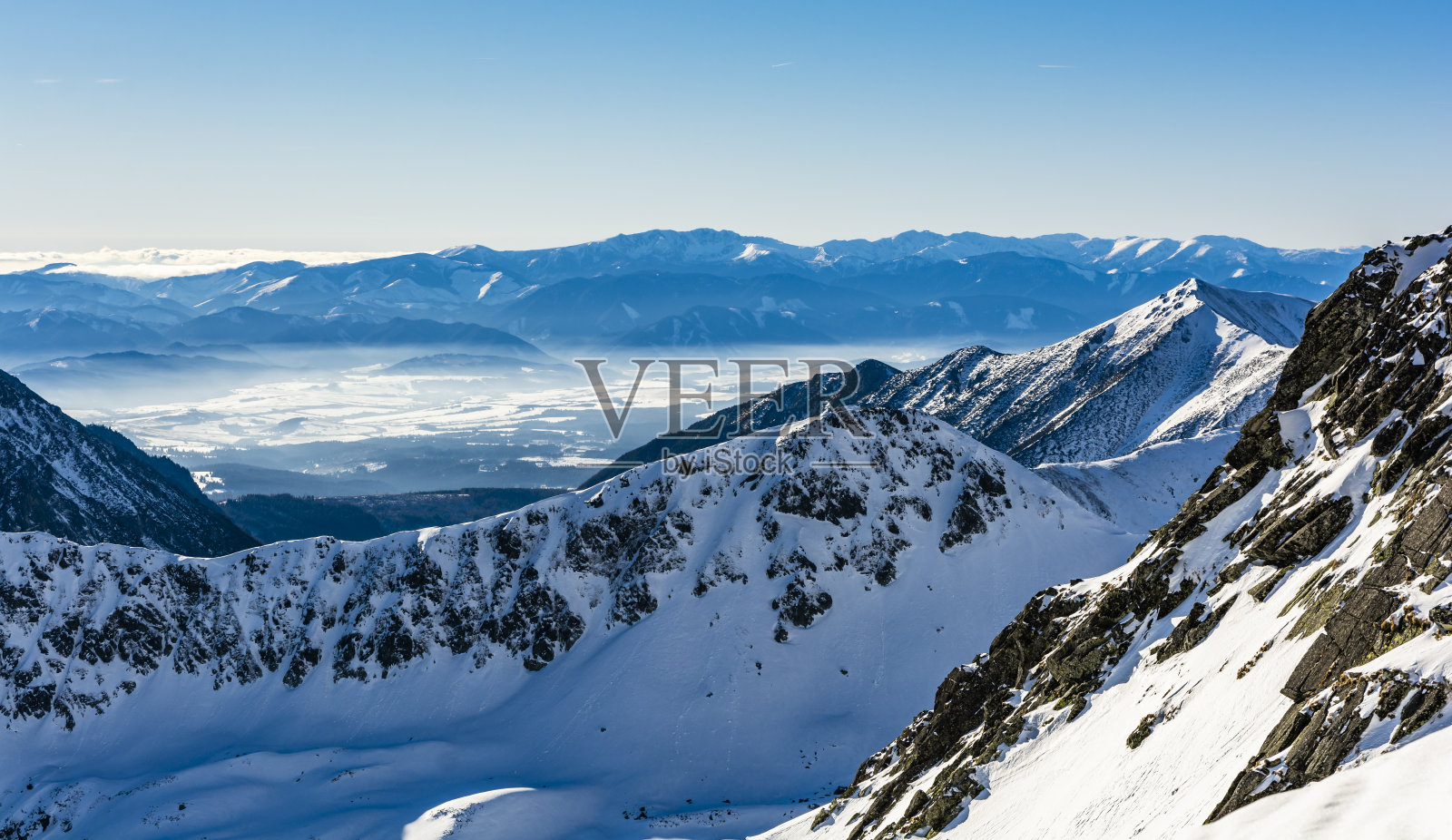 冬季斯洛伐克低地和山脉(低塔特拉，低塔特拉)在一个美丽的阳光明媚的日子从高塔特拉看到。照片摄影图片