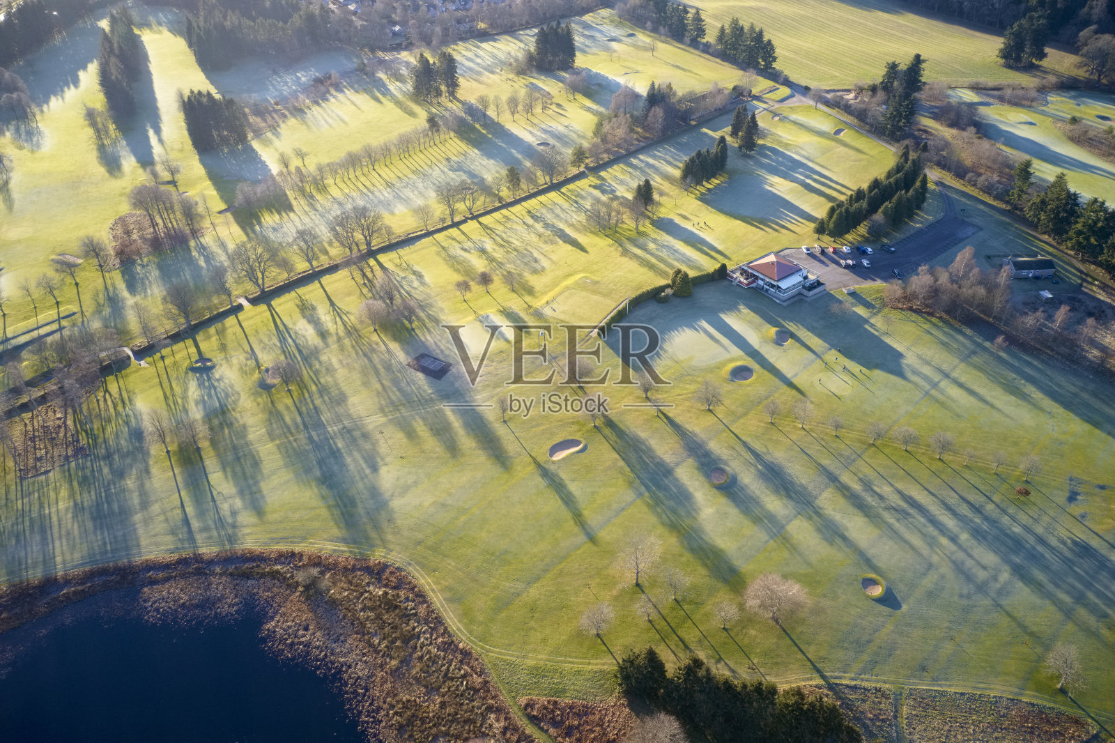 鸟瞰图的高尔夫球场绿色和俱乐部会所从上面的冻草在冬天在阿伯丁郡苏格兰照片摄影图片