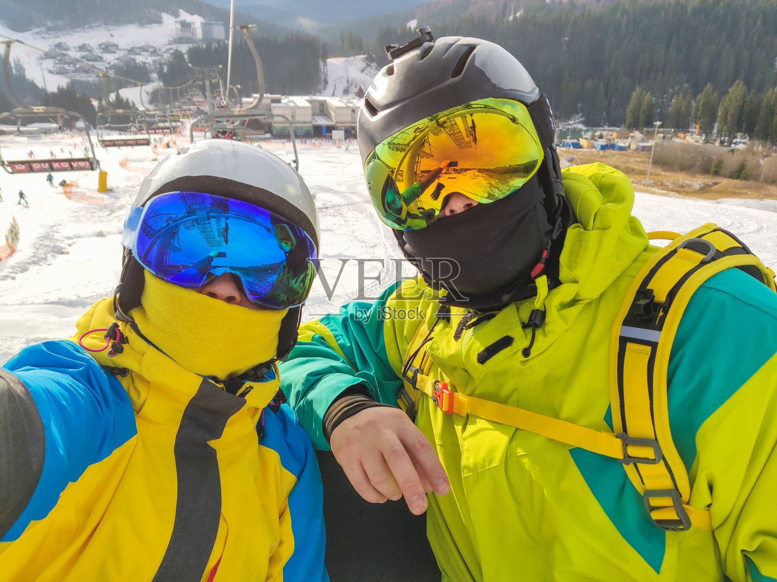 一对夫妇在滑雪胜地的自拍照片摄影图片