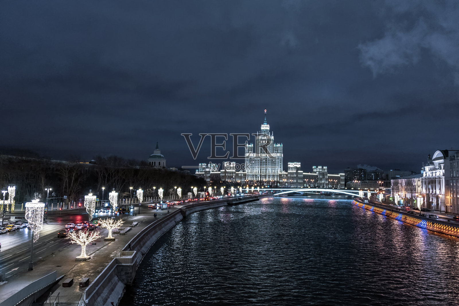 俯瞰巨大的乌斯廷斯基桥和科特尼切斯卡亚堤岸上的高层建筑照片摄影图片