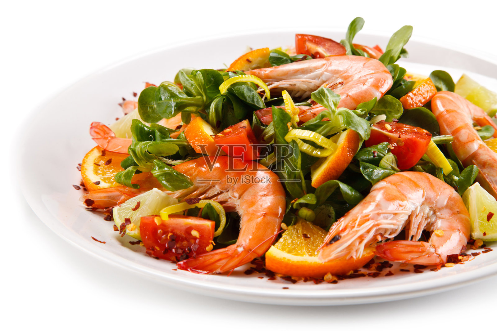 海鲜沙拉-虾和蔬菜在白色的背景照片摄影图片