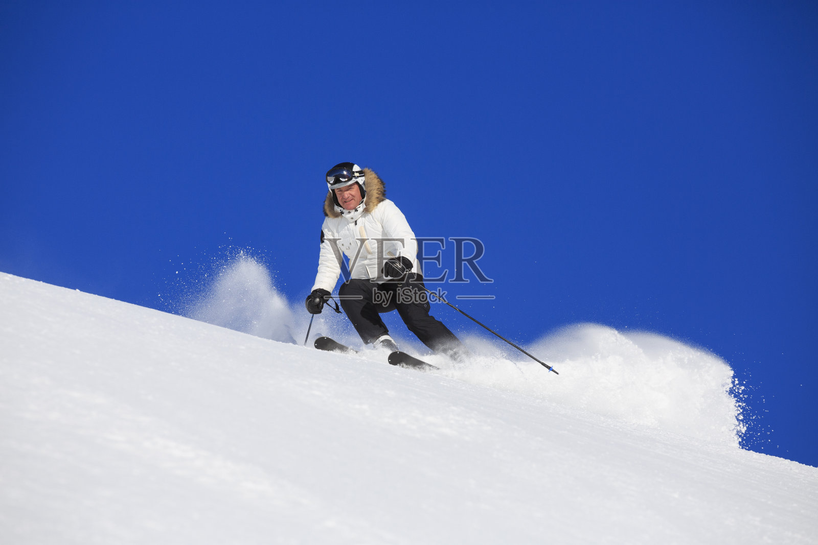 业余冬季运动高山滑雪。男子滑雪者在阳光明媚的滑雪场滑雪。高山雪景。阿尔卑斯山，欧洲，意大利。照片摄影图片