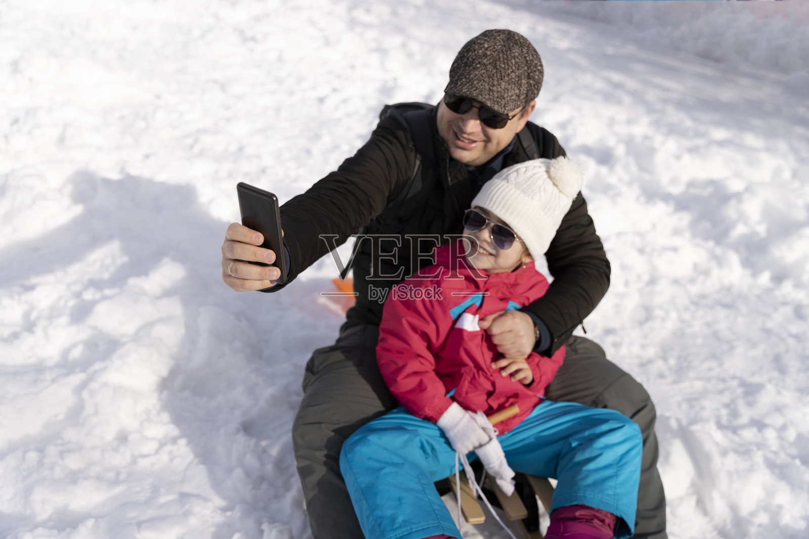 父女在雪地上自拍照片摄影图片