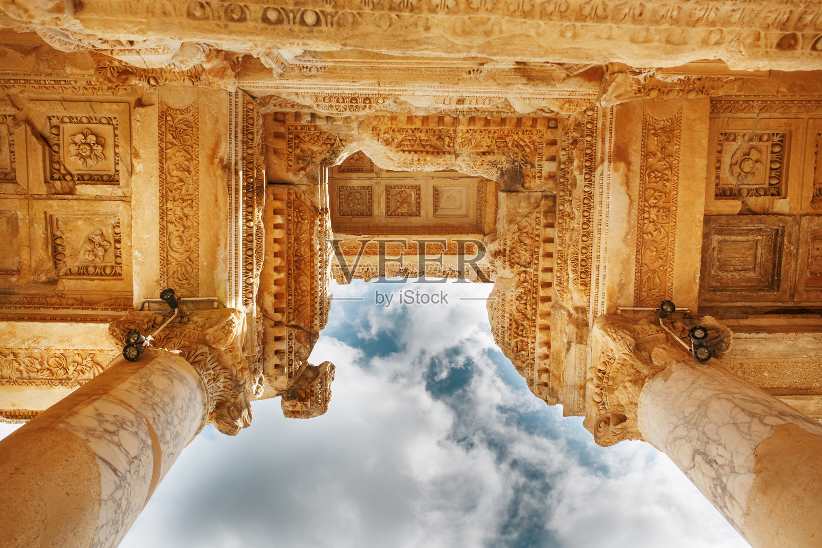 土耳其以弗所塞尔苏斯图书馆的建筑结构柱元素映衬着蓝天照片摄影图片