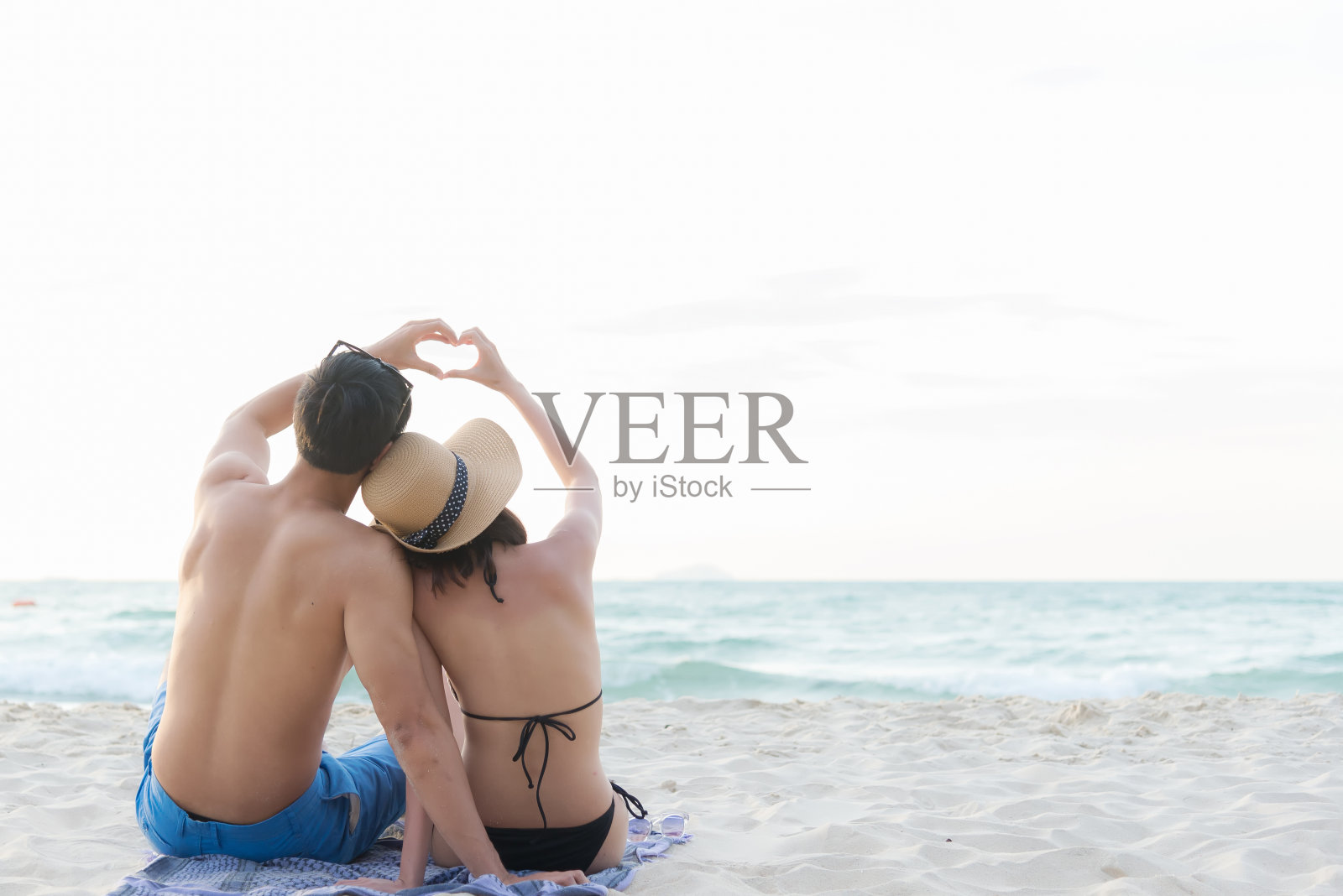 情侣愉快的假期和浪漫的海滩。年轻的亚洲人男女蜜月恋爱和放松的生活方式在夏季旅游。假日阳光明媚的概念照片摄影图片
