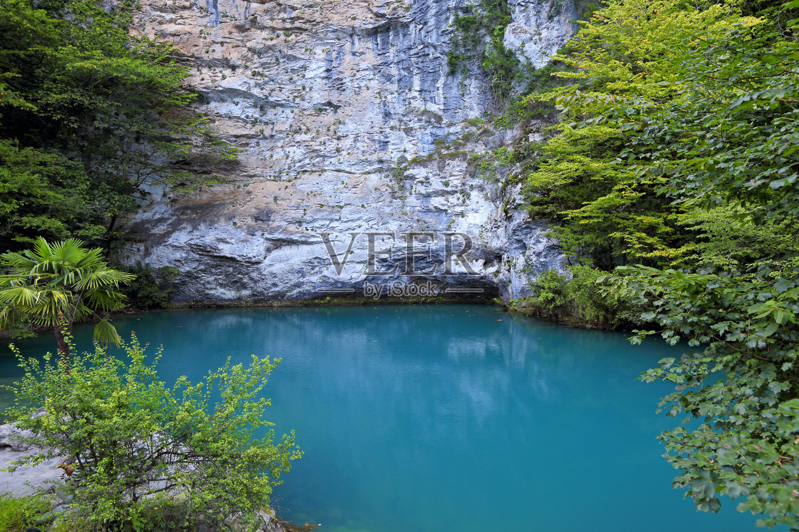 阿布哈兹共和国高加索山脉中的蓝色湖泊照片摄影图片