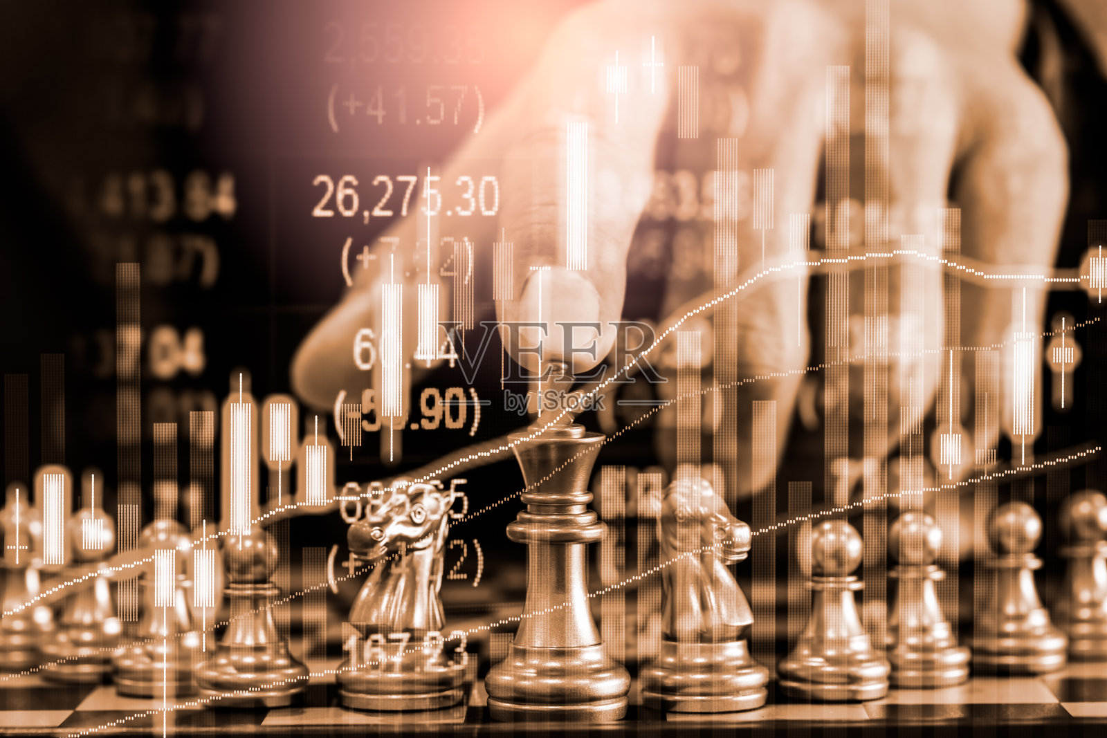 国际象棋游戏在国际象棋棋盘上的股票市场或外汇交易图表为金融投资概念。针对数字商务的经济趋势进行营销策略分析。抽象的金融背景。照片摄影图片