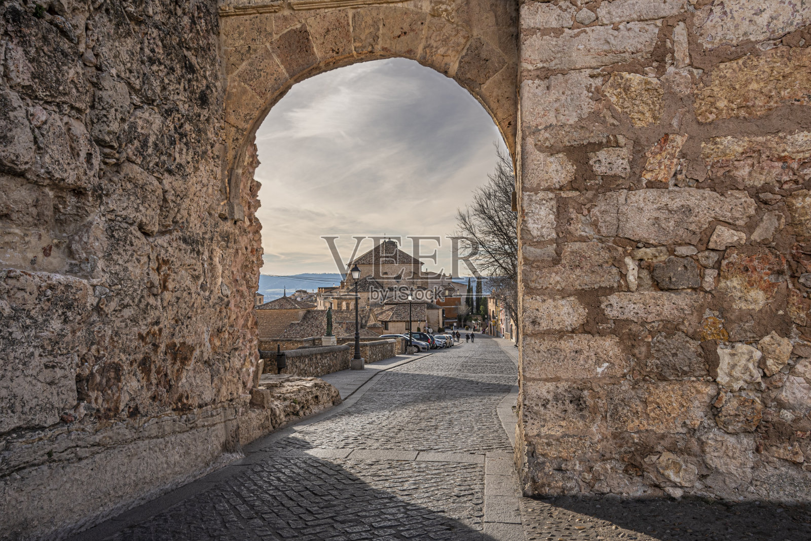 贝祖多拱门是通向中世纪城市昆卡的大门之一。欧洲西班牙。照片摄影图片