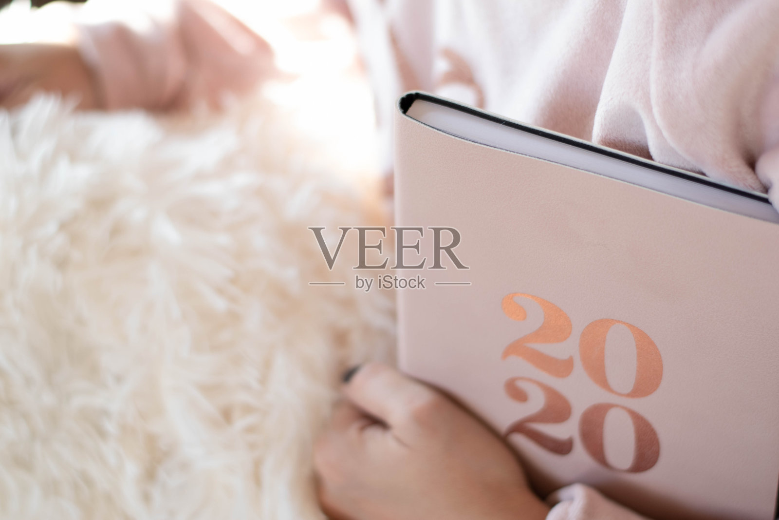 女人在床上写2020年新年日记的特写照片摄影图片