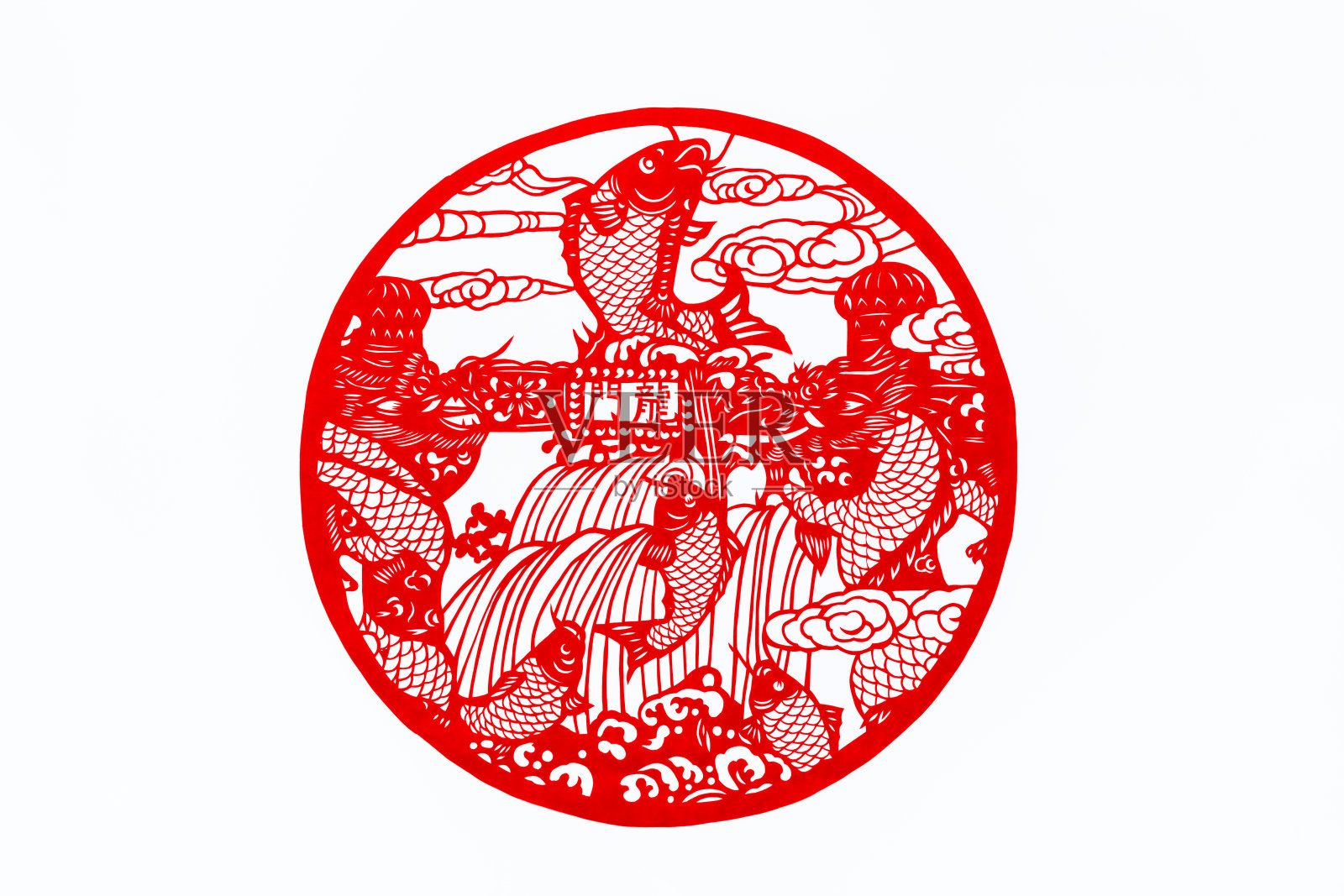 中国传统剪纸艺术图案、花窗。象征着幸福和好运。中国新年装饰元素。中国鲤鱼剪纸艺术。汉字(福、寿、安、财、丰)照片摄影图片