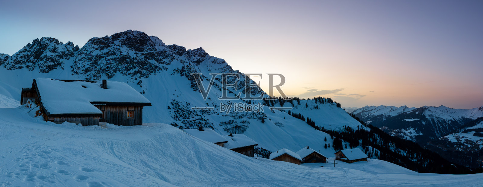 傍晚时分，在奥地利阿尔卑斯山脉一个偏僻的小山上，背景是布赖托峰，格罗斯·沃尔瑟塔尔照片摄影图片