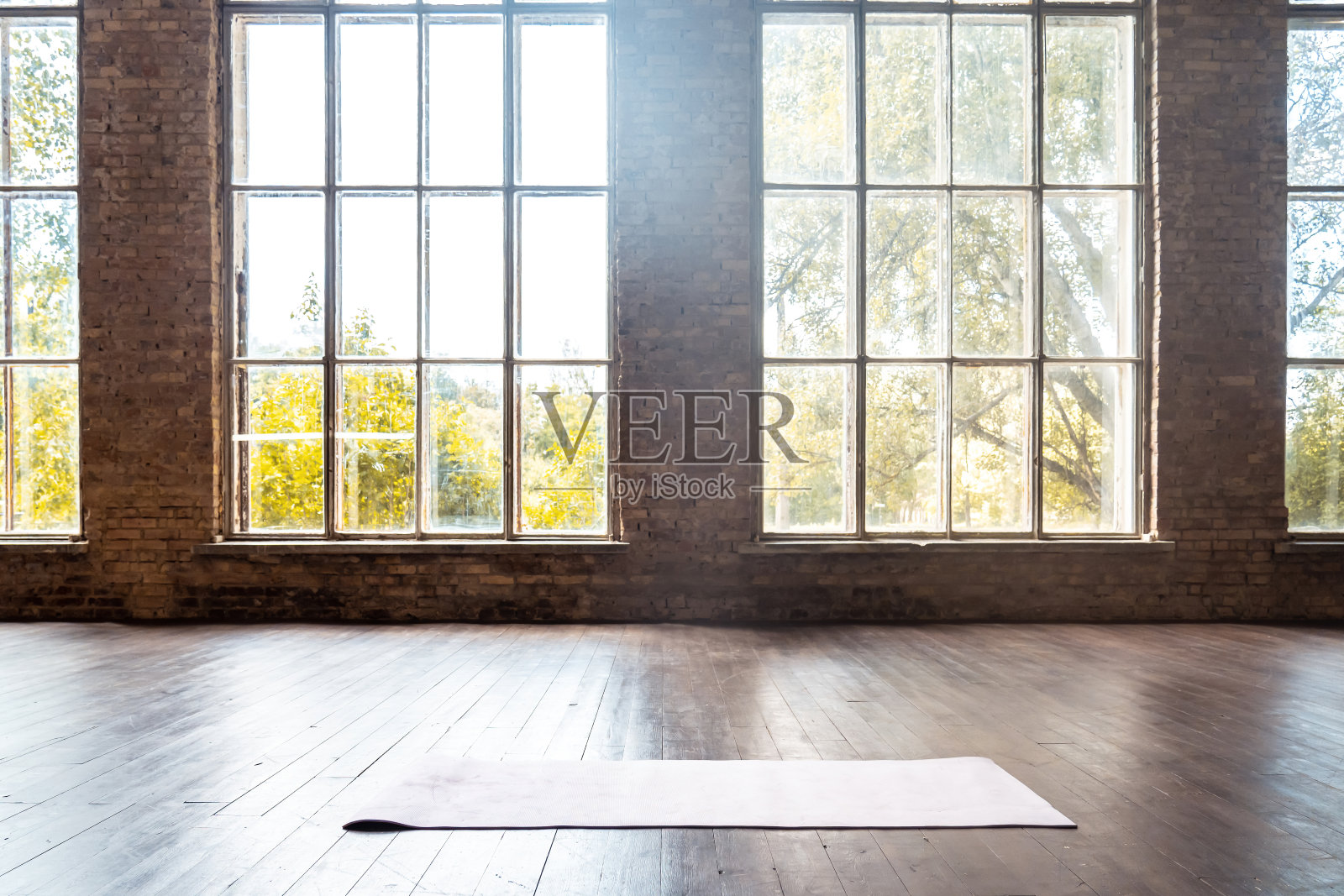 卷筒瑜伽普拉提橡胶垫在健身房内的健身房在木地板上运动锻炼健身俱乐部班训练锻炼设备在洁净室室内空间投标窗无人背景概念照片摄影图片