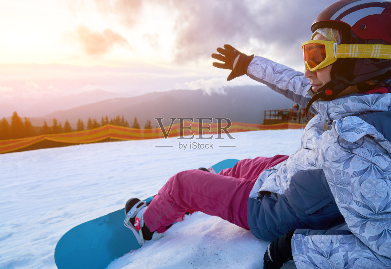 在雪山里玩滑雪板的女孩照片摄影图片