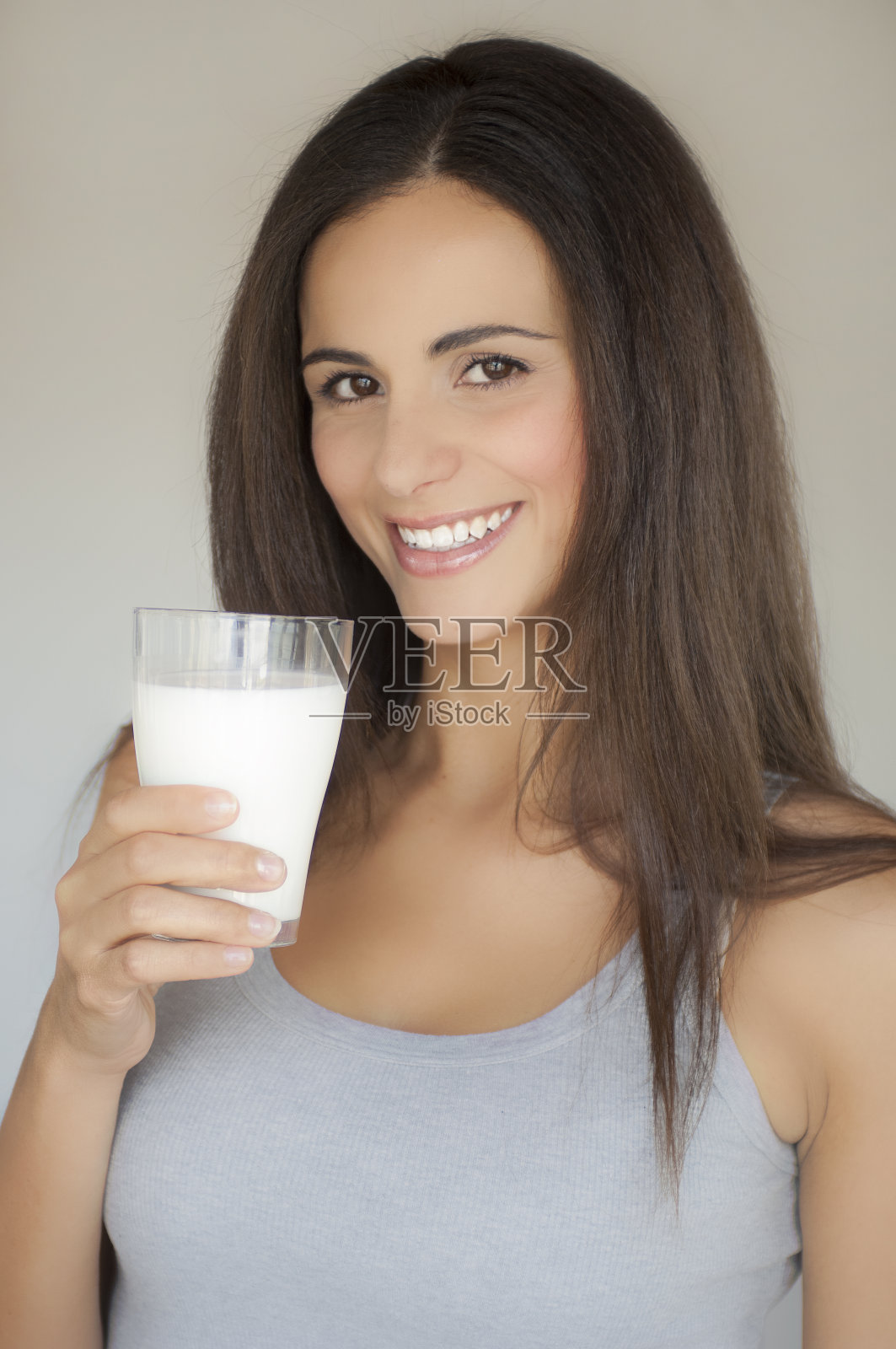 一个快乐的女孩喝一杯牛奶的肖像照片摄影图片