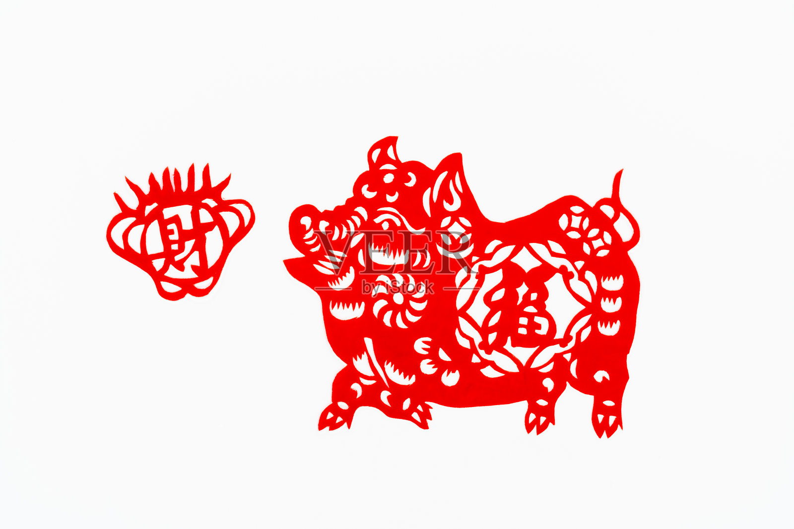 中国传统剪纸艺术图案、花窗。农历新年。猪年。象征着幸福和好运。中国吉祥元素。汉字翻译(祝福，长寿，和平，财富，丰饶)照片摄影图片