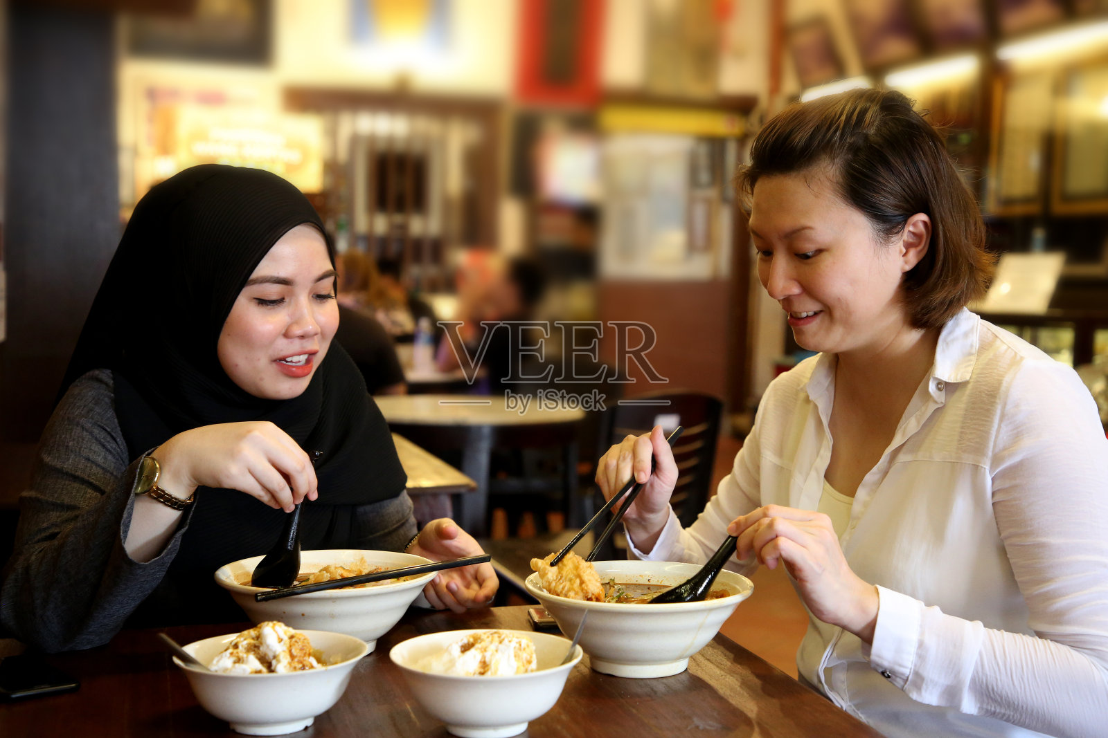 东南亚:成人在本地餐厅用餐照片摄影图片