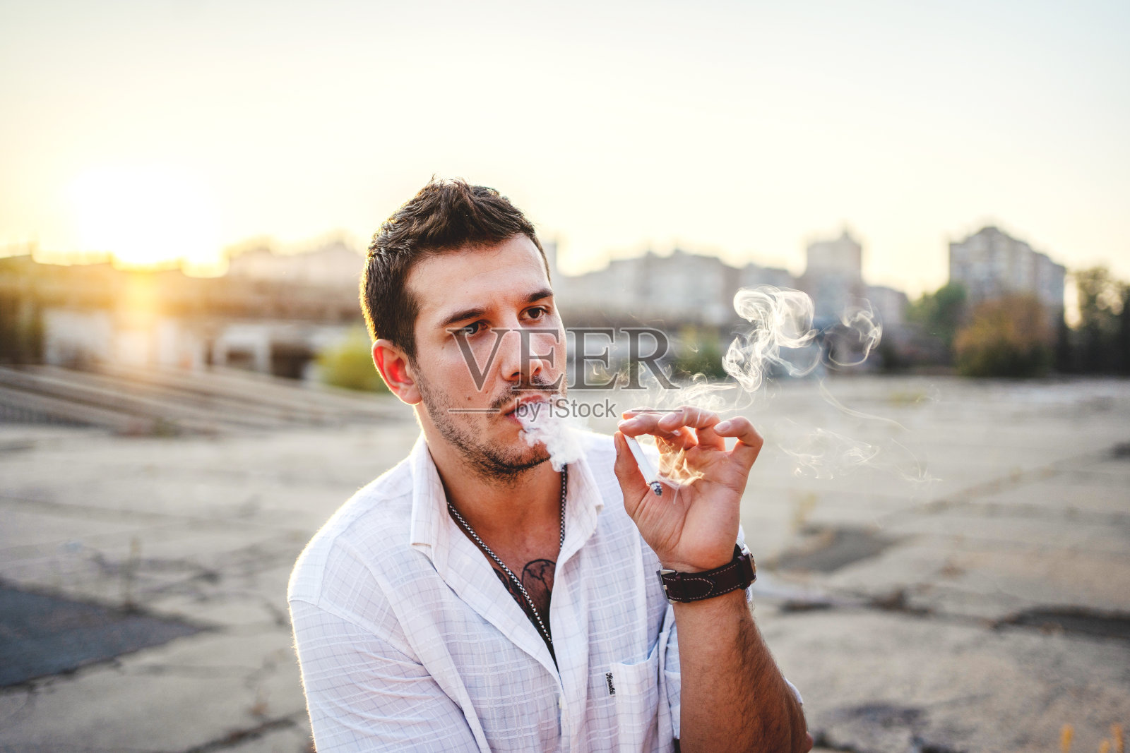 大胡子抽烟的男人高清摄影大图-千库网