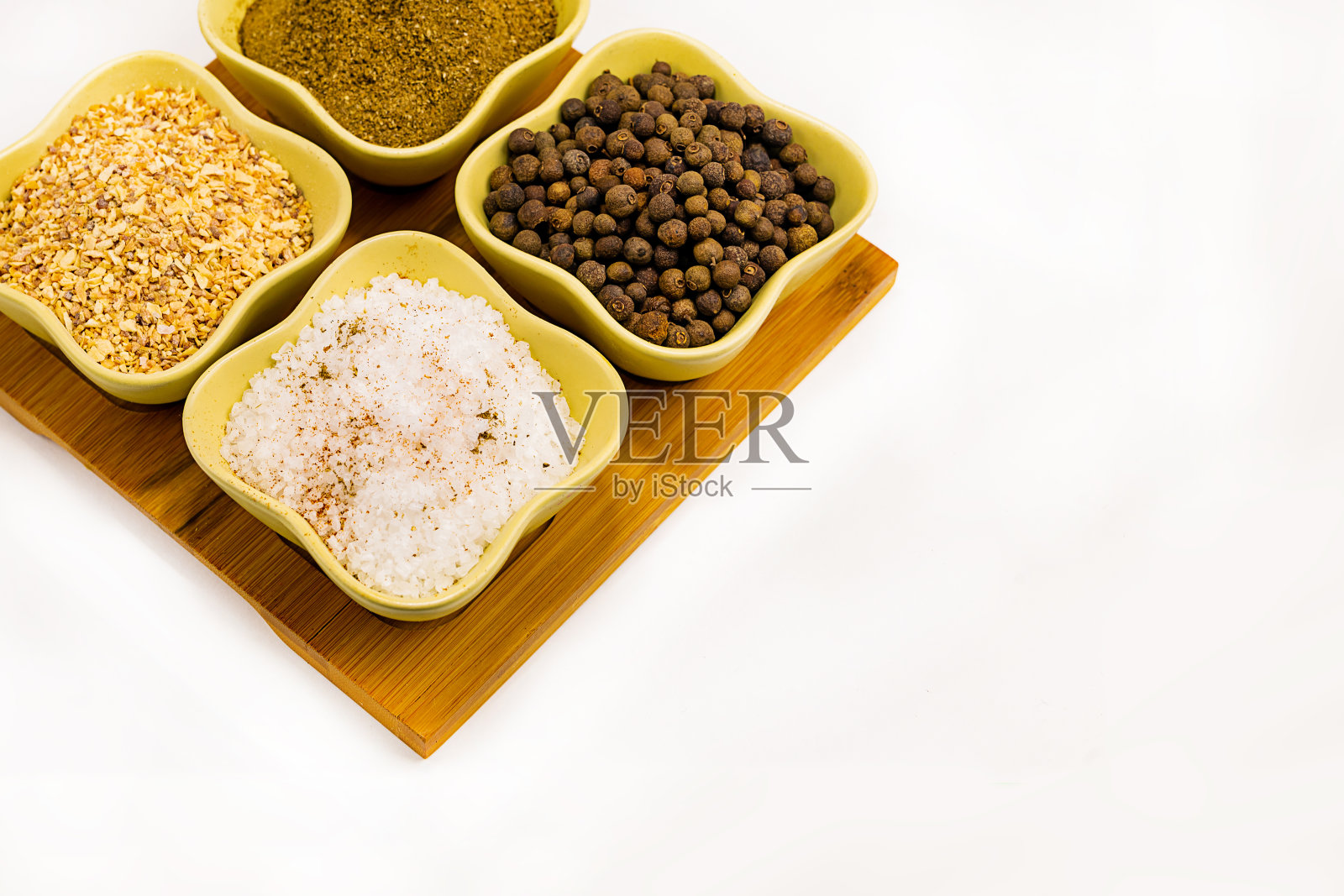烹饪组合设置香料、盐、胡椒、香菜在陶瓷碗在一个孤立的背景复制空间照片摄影图片