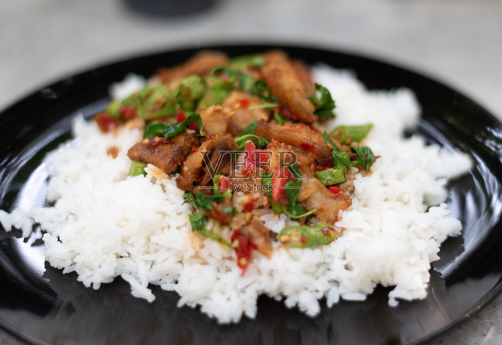 香脆猪肉配红咖喱和罗勒叶，泰国菜照片摄影图片