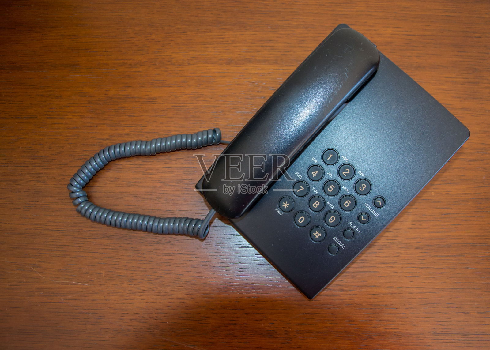 新型现代黑色木质背景电话，桌上电话，经营理念，在办公室照片摄影图片